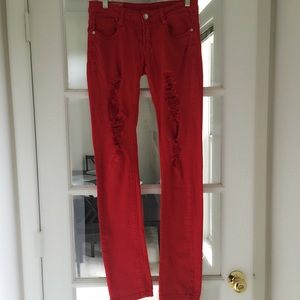 MACHINE LOW RISE RED DISTRESSED DENIM.